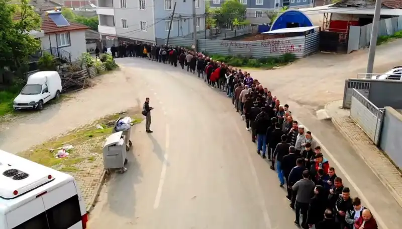 Bursa'nın O Mahallesinde Bayramlaşma Geleneğiyle Uzayan 1 Kilometrelik Kuyruk