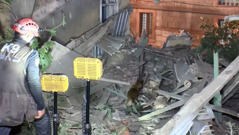 İstanbul'da Şoke Eden Çöküş: Deprem Sonrası Hasar Alan Bina Yerle Bir Oldu
