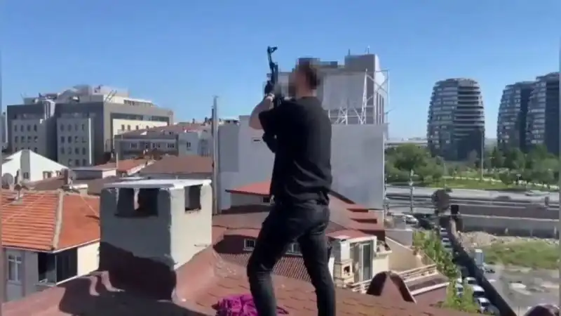 İstanbul'da Dram Sahneleri: Çatıdaki Operasyon ve Bacadan Çıkan AK-47