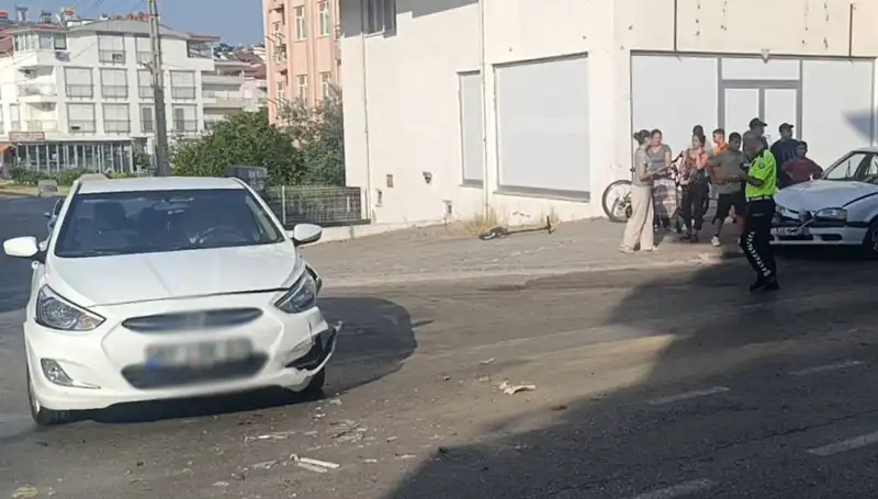 Antalya’da İki Otomobil Çarpıştı: Kaza Anı ve Sonrası Güvenlik Kameralarına Yansıdı