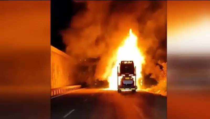 Otomobil Yüklü Tırda Çıkan Yangın 8 Aracı Kül Etti!