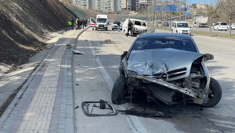 Otomobil Minibüse Çarptı: Trajik Kaza Sonrası 1 Ölü, 3 Yaralı