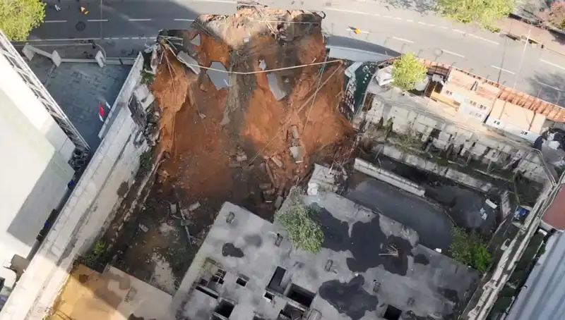 Sarıyer'de Şok: Cadde Çöktü, Trafik Felç Oldu!