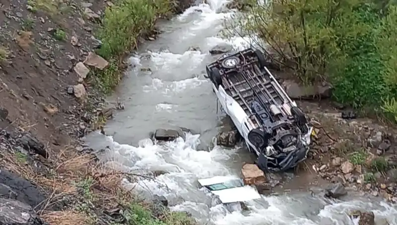 Hakkari'de Minibüs Devrildi: Can Pazarı Yaşandı ve İki Kişi Hayatını Kaybetti