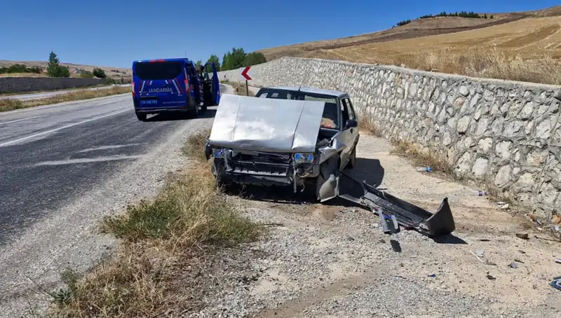 Kontrolden Çıkan Otomobil Duvara Çarptı: 2 Kişi Yaralandı!