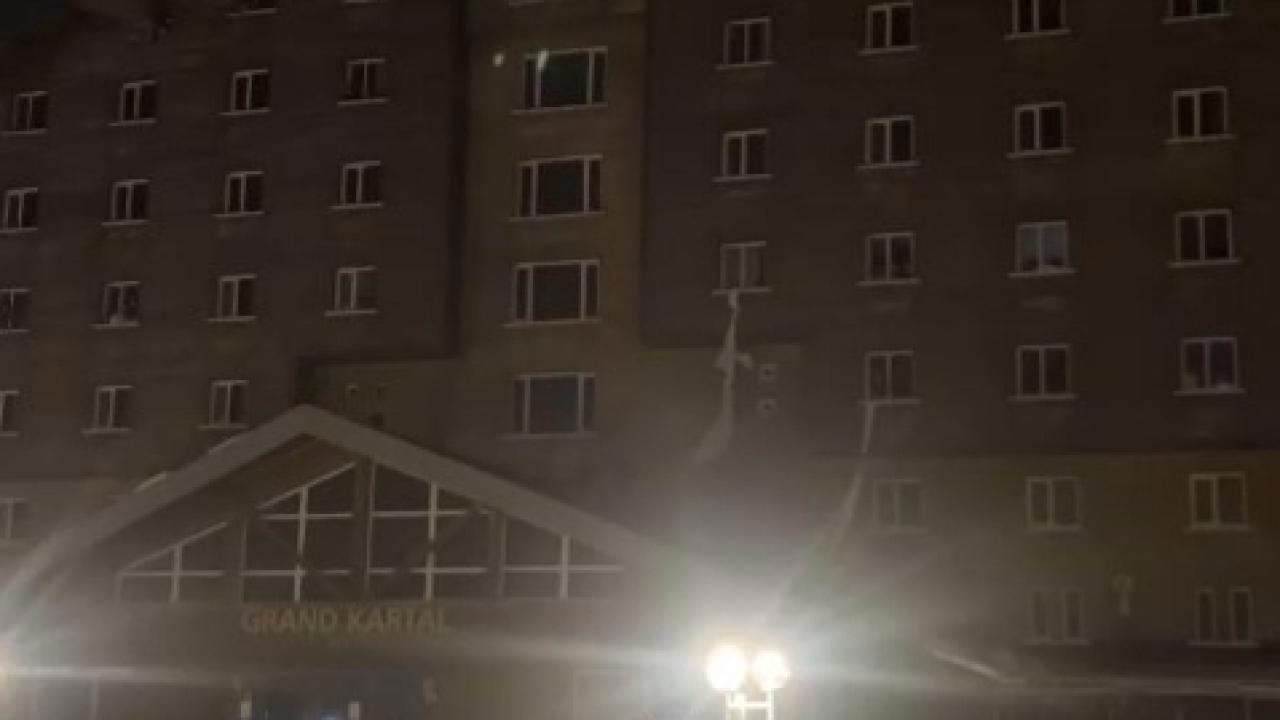 Otel Yangınında Panik: Çarşaflarla Kurtulmaya Çalıştılar
