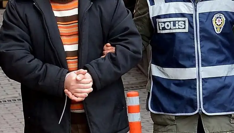 25 Yıl Hapisle Aranan Suçlu, Lüks Villada Yakalanarak Adalete Teslim Edildi