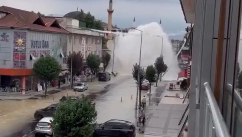 İçme Suyu Hattında Şok Patlama: Şehirde Su Fıskırdı!