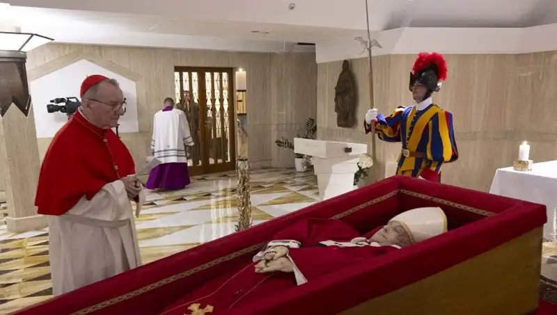 Papa'nın Tabuttaki Fotoğrafları Yayınlandı: Duygusal Anlar ve Hatıralar
