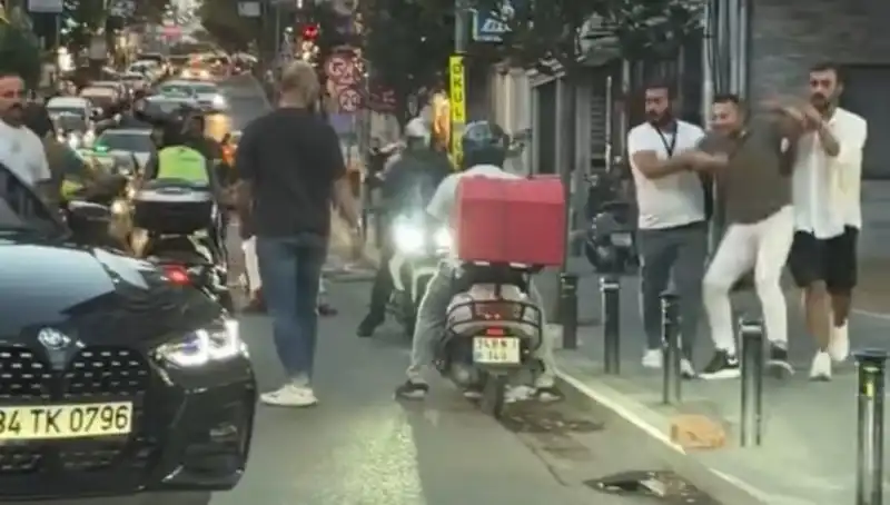 Nişantaşı'nda Yol Verme Kavgası: Kadına Sopa İle Saldırı Şok Etti