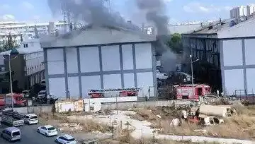 Başakşehir Sanayi Sitesi’nde Korkutan Yangın: Alevler Sarmaladı