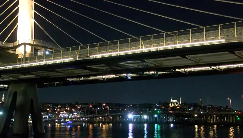 ** Metro Köprüsünden Denize Düşen Kişi İçin Arama Kurtarma Çalışmaları Başladı!**