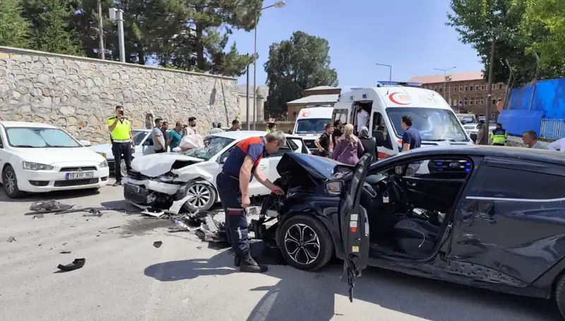 Bitlis’te Korkutan Trafik Kazası: 10 Yaralı Var