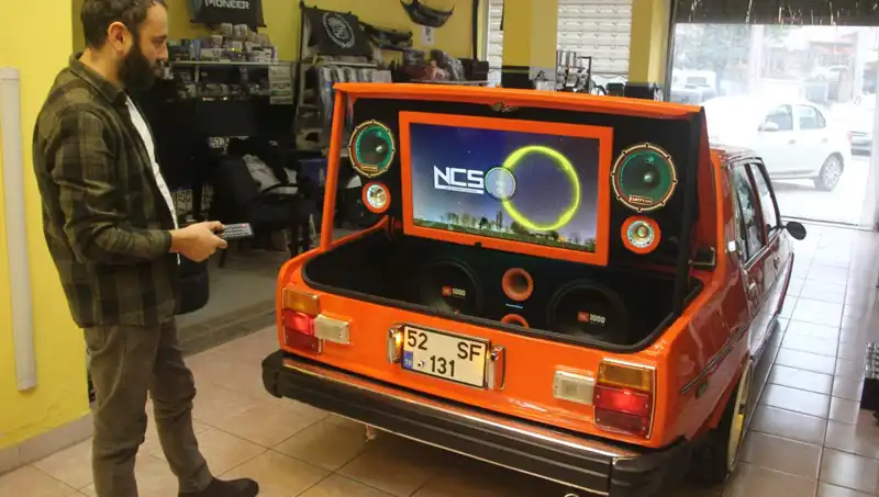 1978 Model Efsane Otomobil, İş Yerinde 1 Yıldır Dekor Olarak Bekliyor