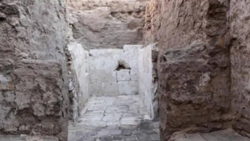Mısır’da Tarihin Derinliklerinde Yeni Bir Keşif: 3.500 Yıllık Kraliyet Mezarı Bulundu