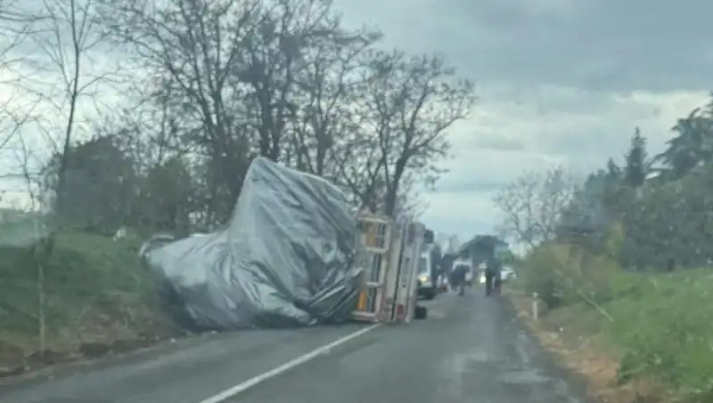Tekirdağ’da Saman Yüklü TIR Devrildi: Olayın Detayları ve Yaralı Hakkında Bilgiler