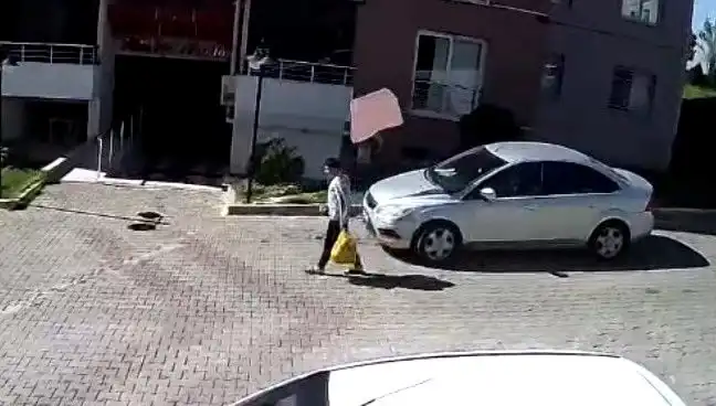Çatısında Düşen Fayansla Hayatını Kıl Payı Kurtaran Adamın Hikayesi