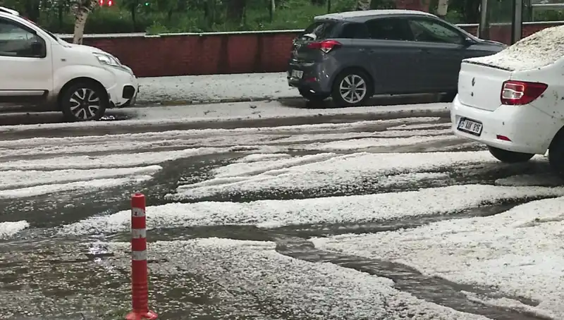 Ardahan'ı Kapsayan Dolu Fırtınası: Şehir Beyaza Büründü