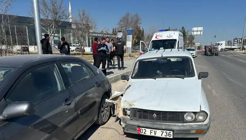 Park Halindeki Araca Çarpan Otomobil Kazası: Tek Yaralı!