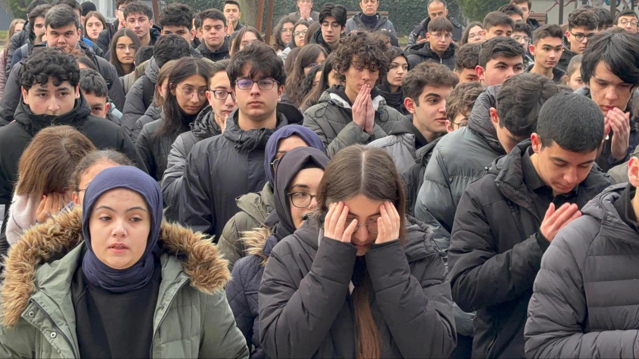 Okul yangınında hayatını kaybeden öğrenciler için anma töreni düzenlendi