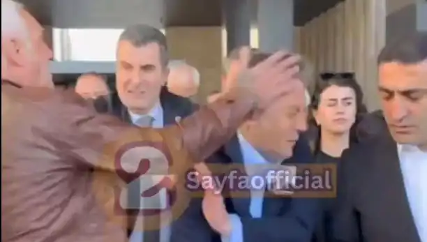 Özgür Özel'e AKM Çıkışında Dikkat Çeken Fiziksel Saldırı