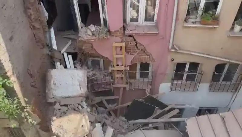 İstanbul'da Üç Katlı Bina Balkonunun Çökmesi: Olayın Ardındaki Gerçekler