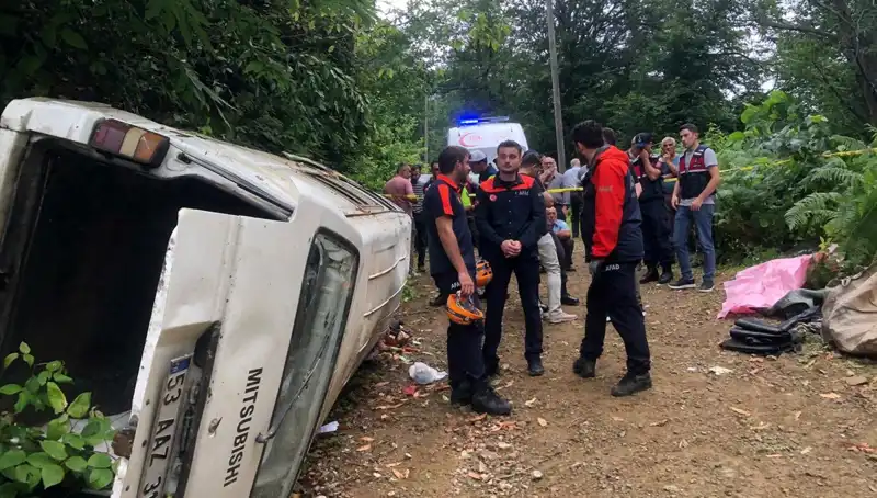 Rize'de Minibüs Yamaçtan Yuvarlandı: Feci Kazada İki Can Gitti
