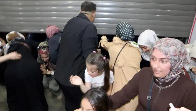 Yüzde 50 İndirim Fırsatı AVM'yi Sardı: Müşteriler İki Saatte İzdiham Yaratmıştı!