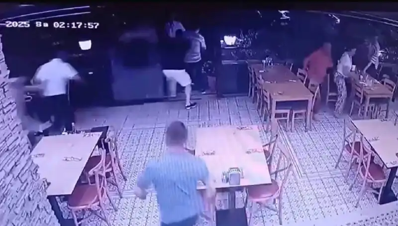 Deprem Anı Güvenlik Kamerasına Yansıdı: O Anları İzlemek İsteyenleri Şaşırttı!