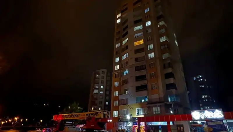Yıldırım Düşmesi: Apartmanın Çatısında Yaşanan Şok Olay!