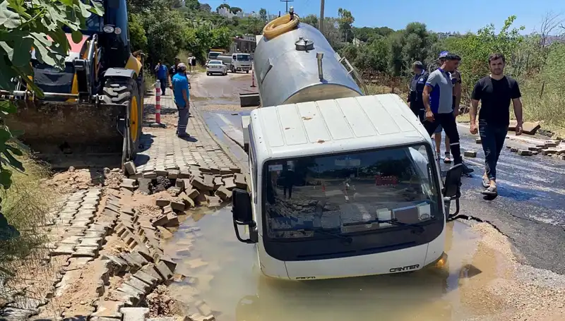 Bodrum’da Ani Su Hattı Patlağı: Gelen Tanker Çukura Düştü, Şehirde Panik!