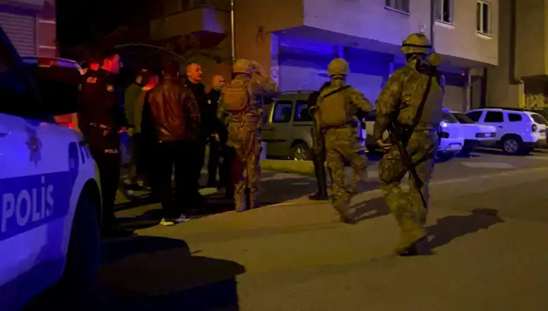 Balkonundan Tüfekle Ateş Açan Şüpheli, Polisi Karşısında Görünce Evinin Kapısını Kilitledi
