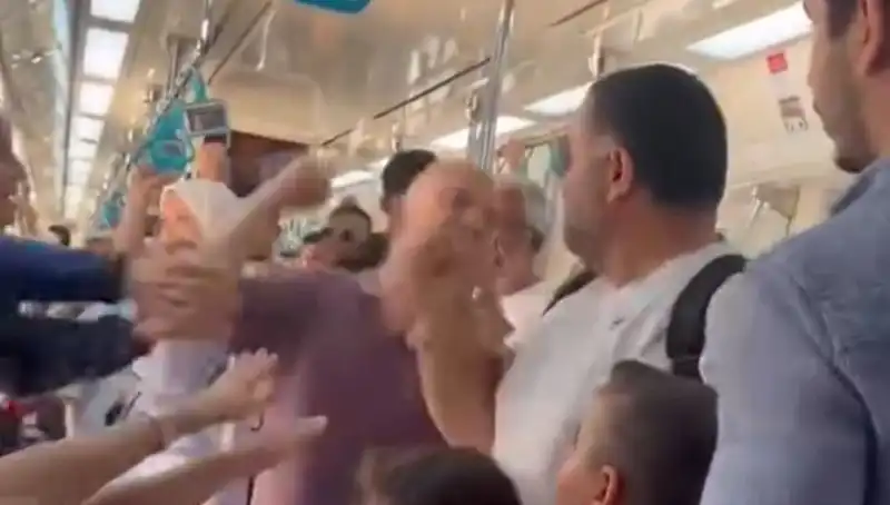Marmaray'da Yumruklu Kavga: Yolcular Arasında Gergin Anlar!