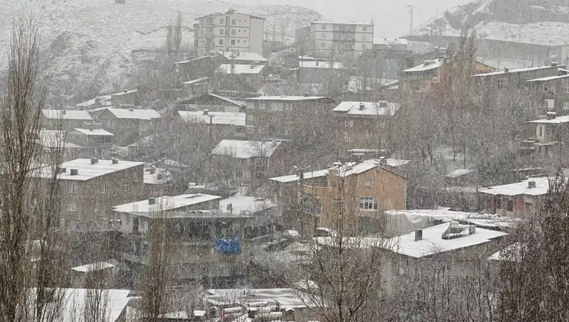 Hakkari’de Nisan Yağmuru: Bahar Mevsiminde Kar Sürprizi!