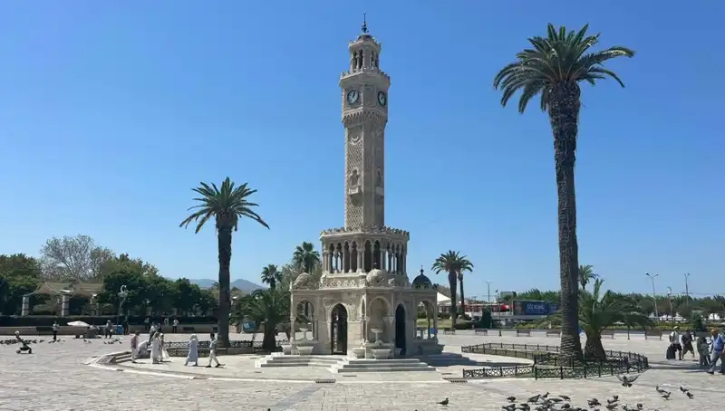 İzmir'de Sıcak Hava Dalgası: 42 Dereceyi Gören Meydanlar Boşaldı
