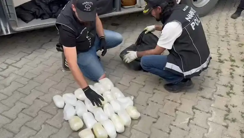 Yolcunun Valizinde 13 Kilo Metamfetamin Yakalandı: Uyuşturucu Ticareti Şoku