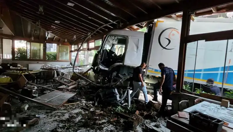 Freni Boşalan Kamyon Restorana Girdi: O Anlar Kameralara Yakalandı