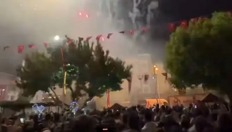 Havai Fişek Gösterisinde Yaşanan Kaza, Çok Sayıda Kişiyi Hastanelik Etti