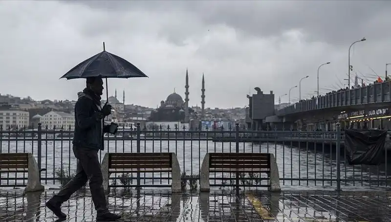 İstanbul'da Bahar Havası Yerini Kışa Bırakıyor: Yarına Kar Bekleniyor