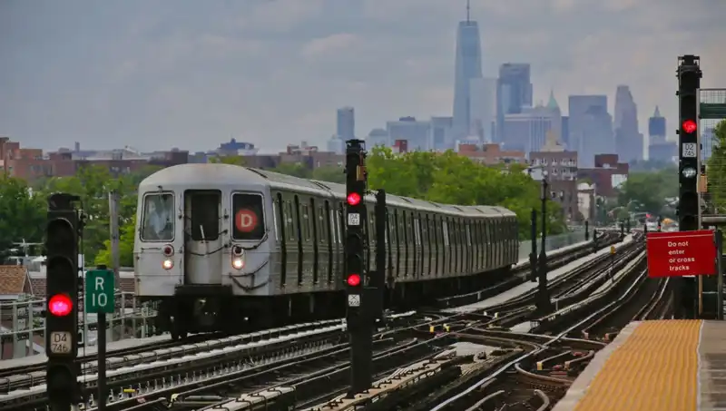 "Metro Sörfü: Gençlerin Hayatını Kaybetmesine Neden Olabilecek Tehlikeli Eğlence"