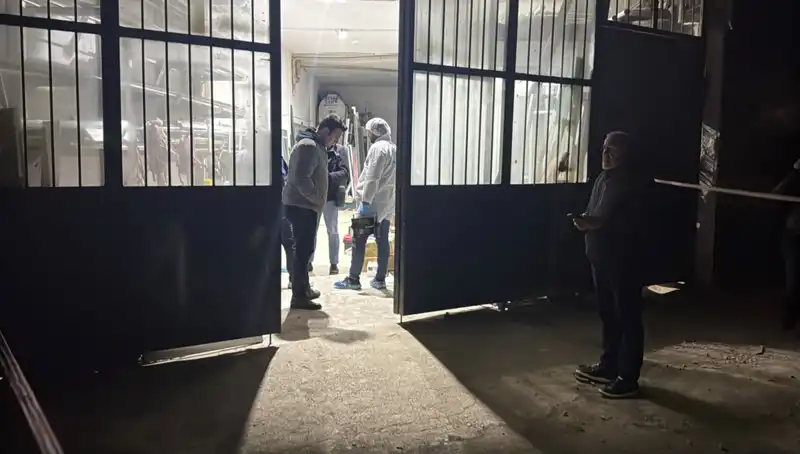 İş Yerinde Korkunç Cinayet: Örneği Battaniye ile Üstünü Örttüler