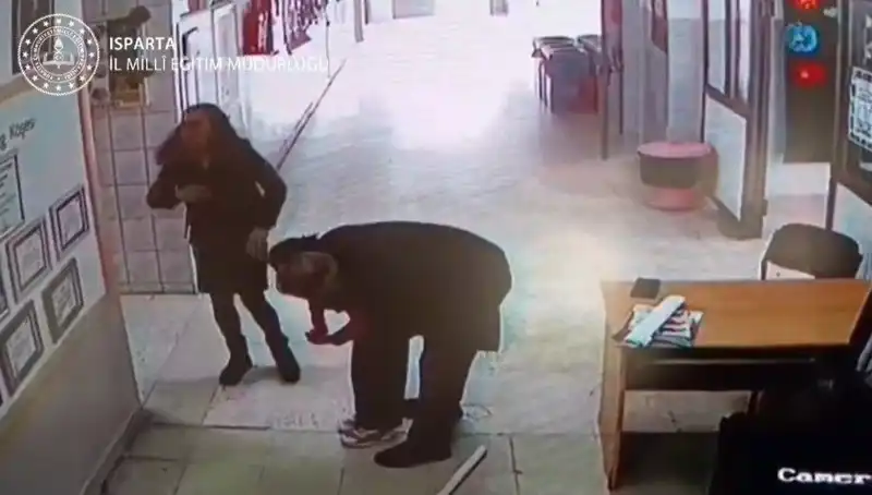 İlkokulda Hayat Kurtaran Öğretmen: Heimlich Manevrası ile Acil Müdahale