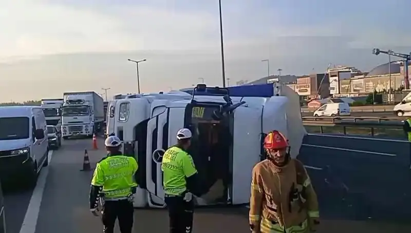 Pendik TEM Otoyolu’nda Devrilen TIR, İstanbul Trafiğini Kilitledi