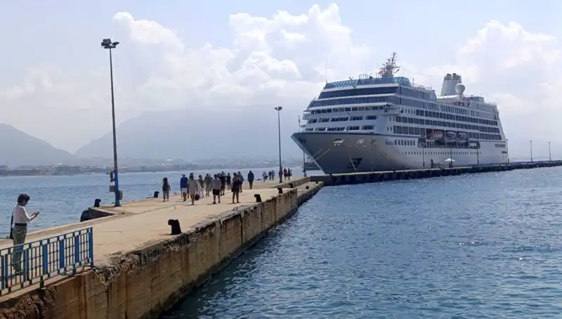 Türkiye’nin Güneyinde ABD'li Turistleri Ağırlayan Kruvaziyer Gemisi Alanya'ya İndi