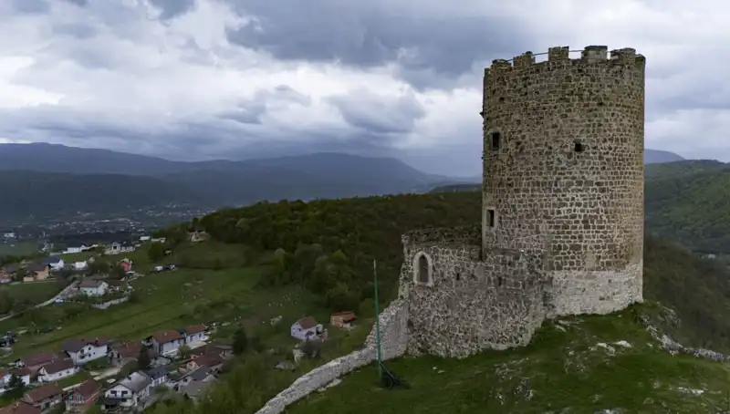 Bosna-Hersek'in Sokolac Kalesi: Tarihin İzlerini Taşıyan Bir Miras