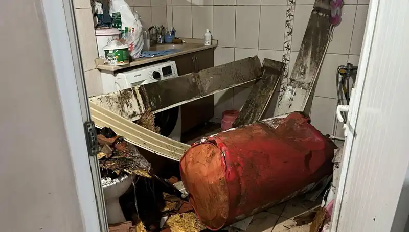 Ege'de Fırtına Halka Açtı: Ağaçlar Devrildi, Caddeler Beyaza Büründü