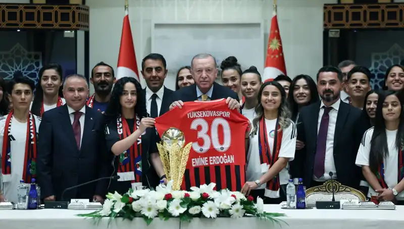 Cumhurbaşkanı Erdoğan, Yüksekovaspor Kadın Futbol Takımı'nı Özel Olarak Kabul Etti
