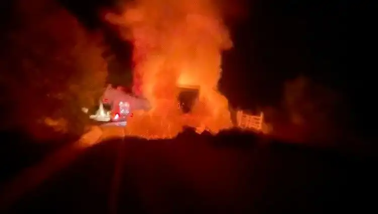 Seyir Halindeki Kamyonet Alev Alev Yandı: Olay Anı Güvenlik Kamerasında
