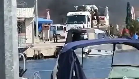 Tuzla'da İhmal Sonucu Meydana Gelen Lastik Yangını, Balıkçı Barınağını Tehdit Etti