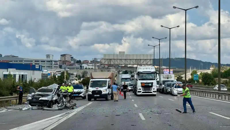 Otoyolda Trafiği Kilitleyen Kaza: Üç Kişi Araçta Sıkıştı
